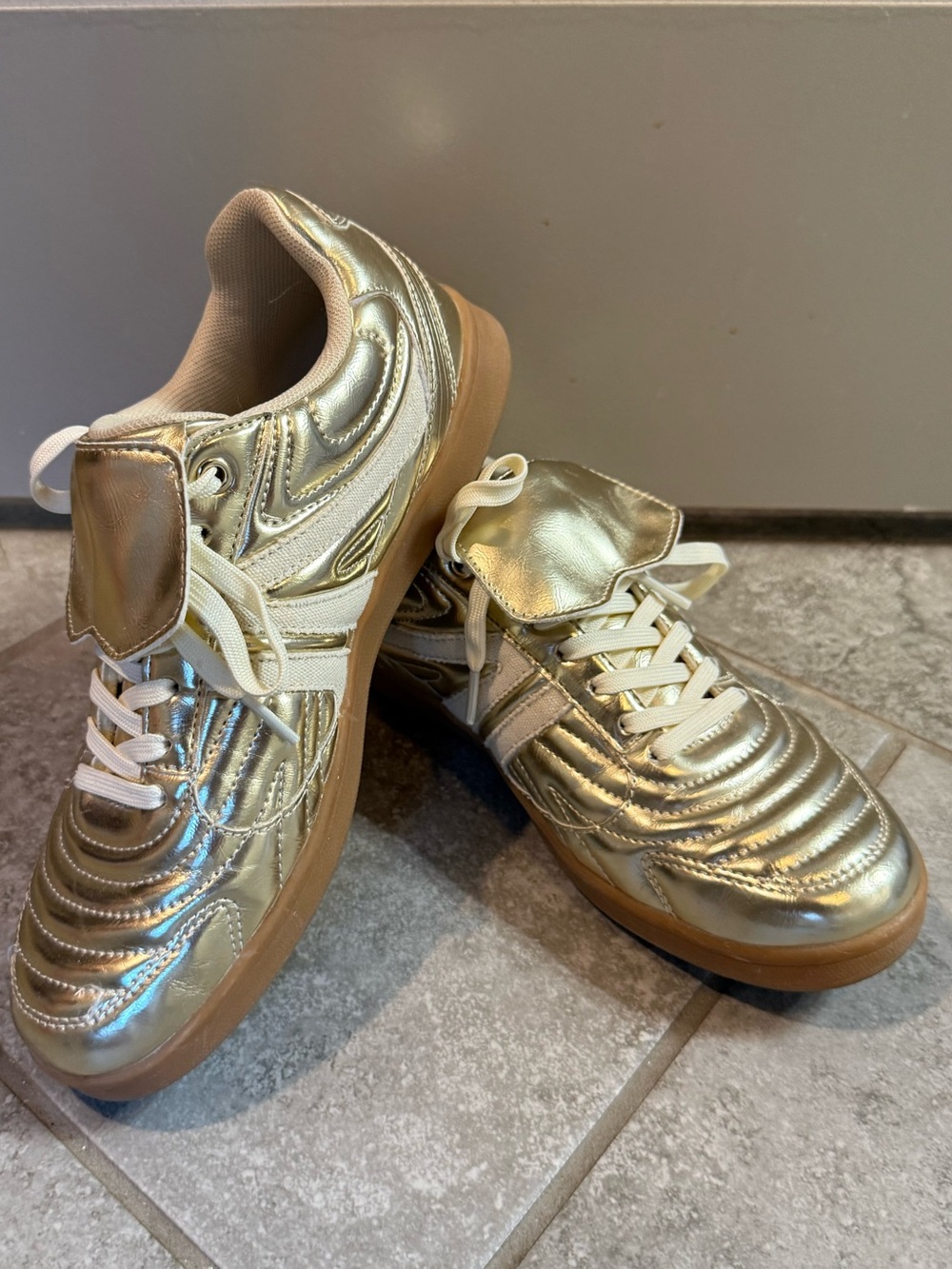 Steve Madden Madrid Low Top Sneaker - Picture 1 of 2